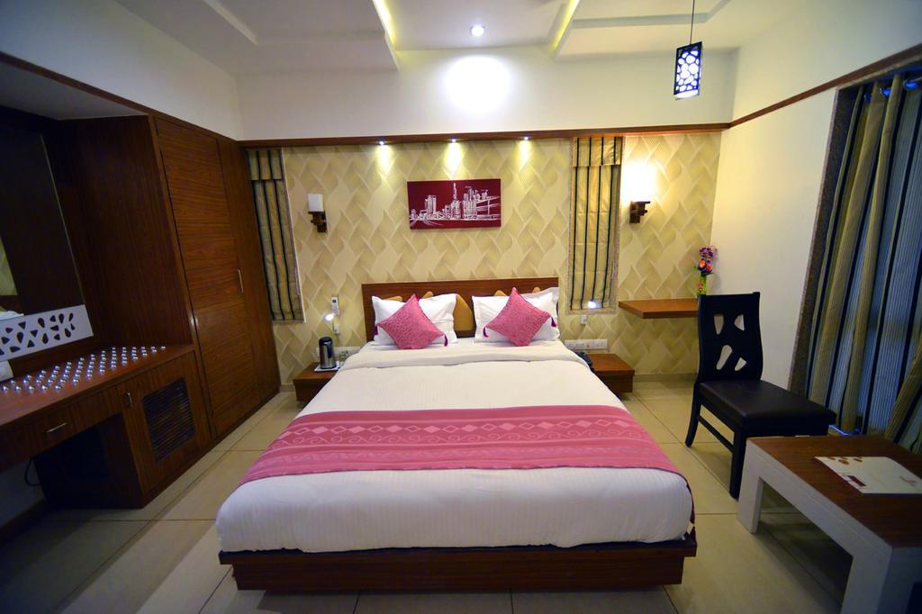 The Grand Imperial Hotel Morbi Luaran gambar